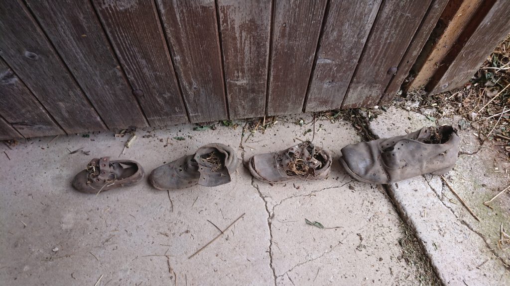Chaussures anciennes retrouvées dans la grange