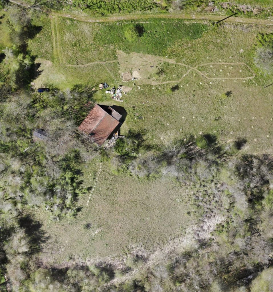 Vue aérienne prise par drone sur la ferme de belle et doux