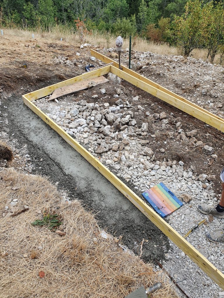 Préparation des fondations en béton armé pour le bac Aquatiris de 4m par 2m