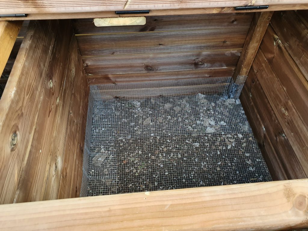Le fond des bacs à compost est tapissé de grillage galvanisé fin pour éviter la venue des rongeurs