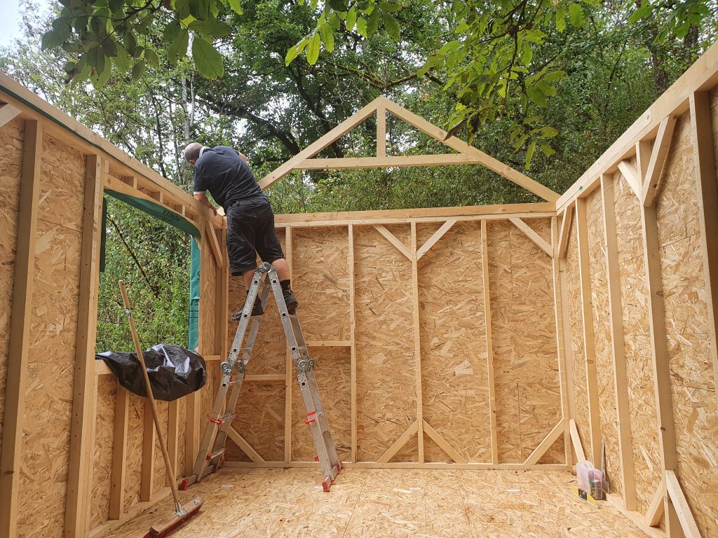 Construction de la toiture de la cabane ossature bois, pose des fermes