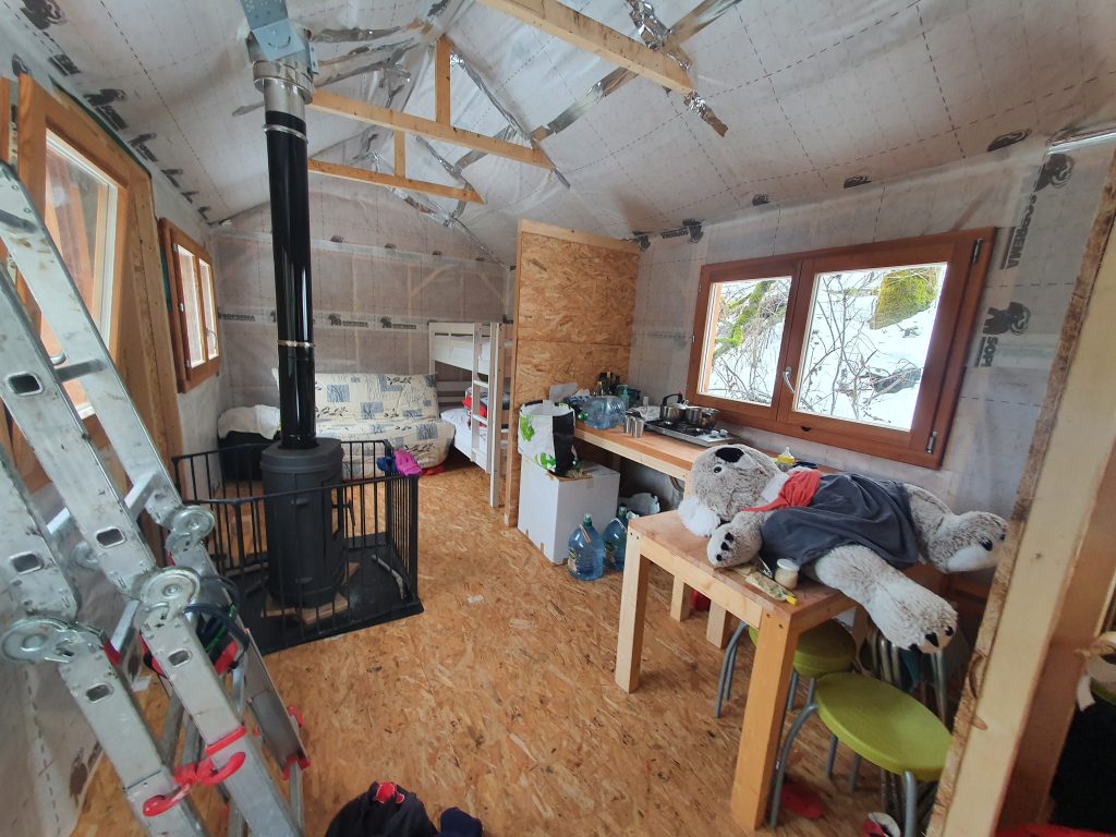 Aménagement intérieur de la cabane, toilette, sèche, cuisine et frigo au gaz, lits