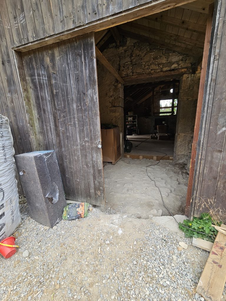 porte de grange en bois avec pierre sur voute