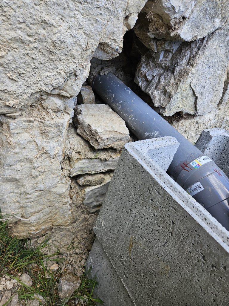 remontage mur en pierres suite traversée par tuyau pvc