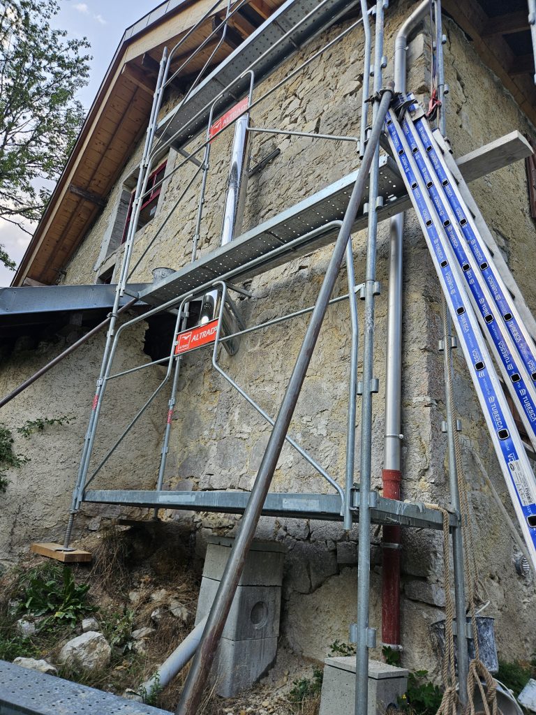 échafaudage pour poser le conduit extérieur du poêle à bois