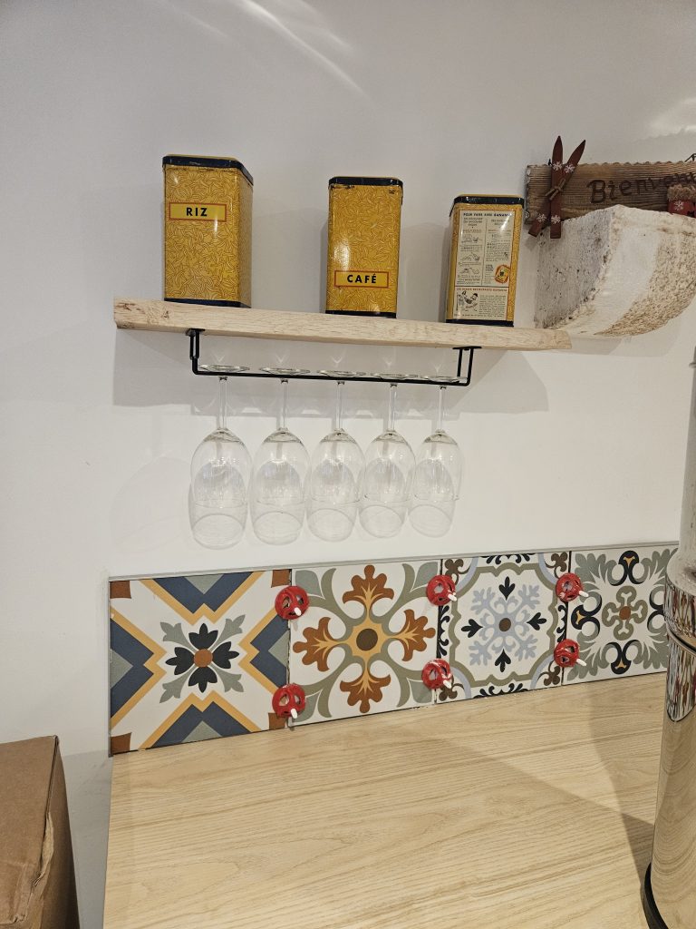 décoration avec planche de chêne et des verres à vin suspendus