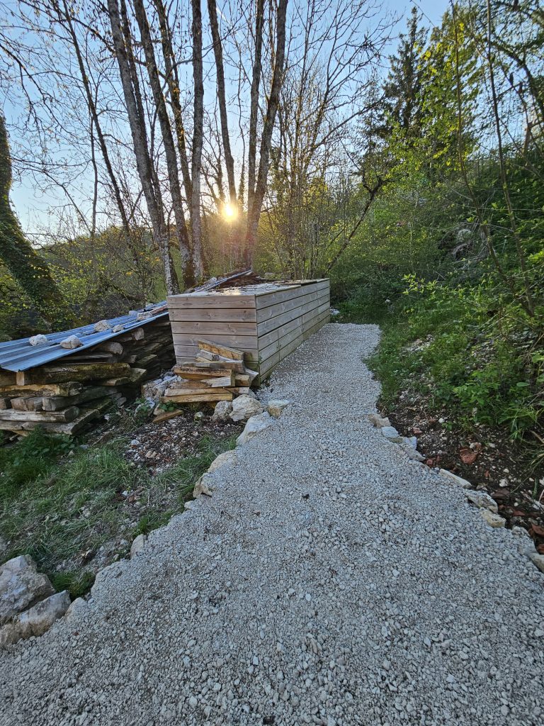 chemin en graviers et compost