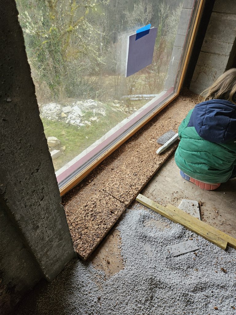 isolation thermique en liège au niveau d'un seuil béton d'une fenêtre.