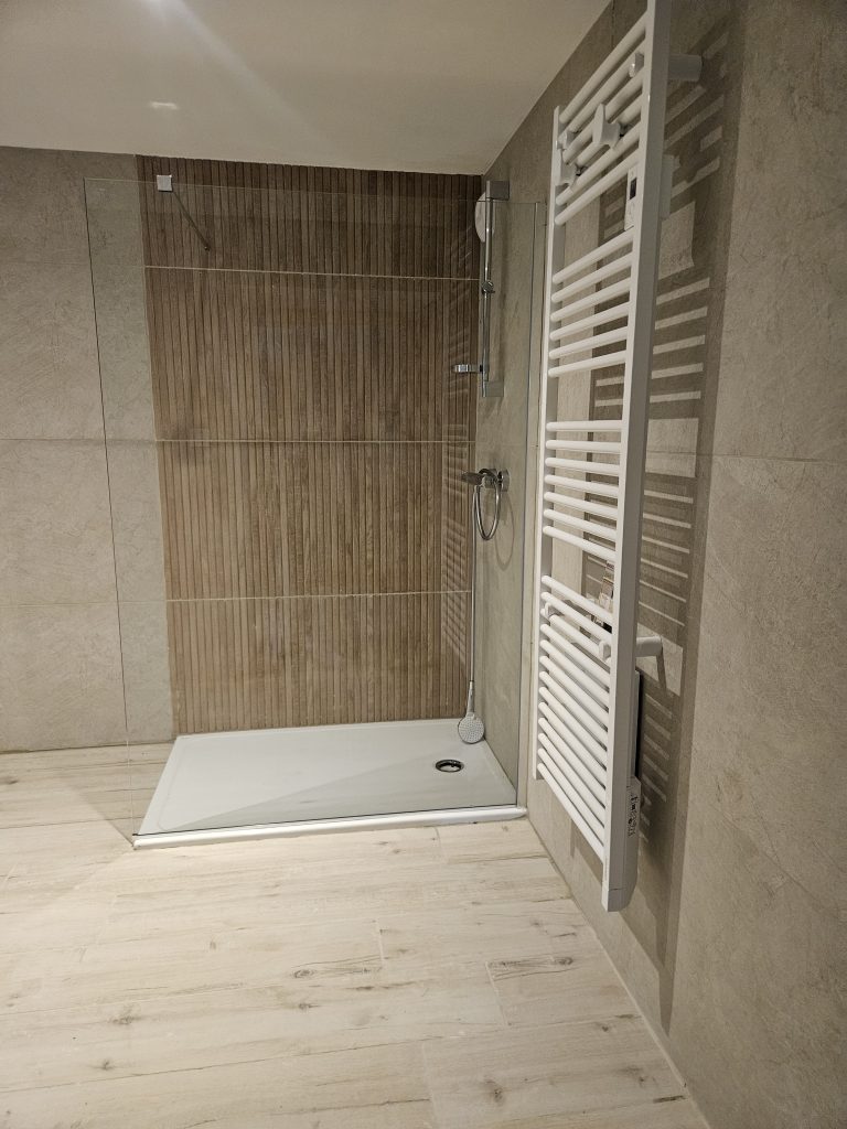 Salle de douche italienne et grands carreaux de carrelage modernes