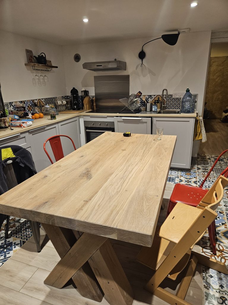 Cuisine fonctionnelle avec une table en chêne