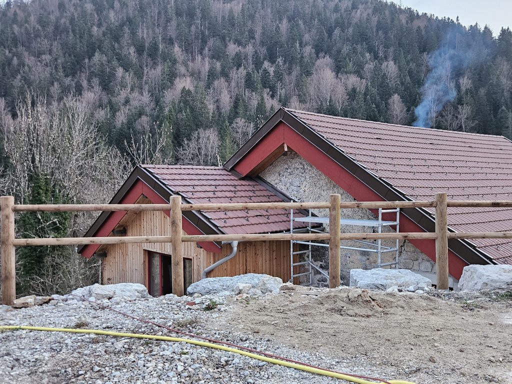 barrière en rondin de 120 mm pour protéger de la chute devant un enrochement