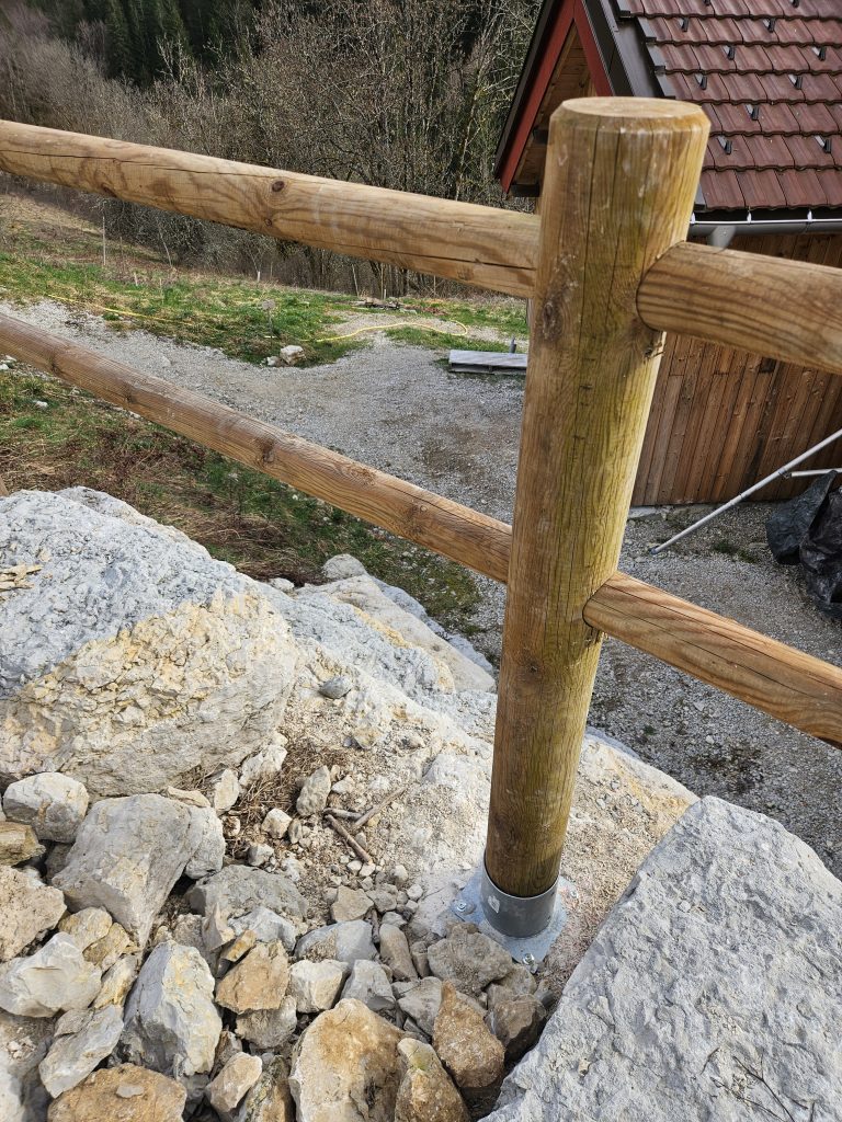 Fixation de poteau rond sur platine métalique