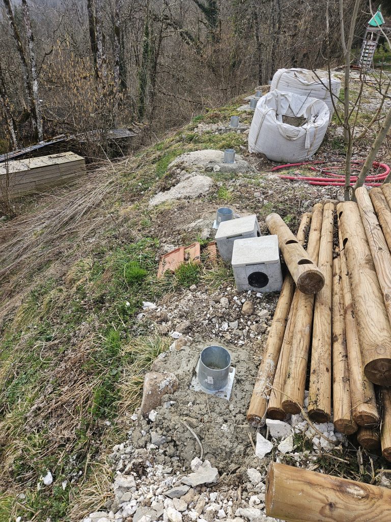 Création des plots de béton de ciment pour fixer les platines des poteaux ronds