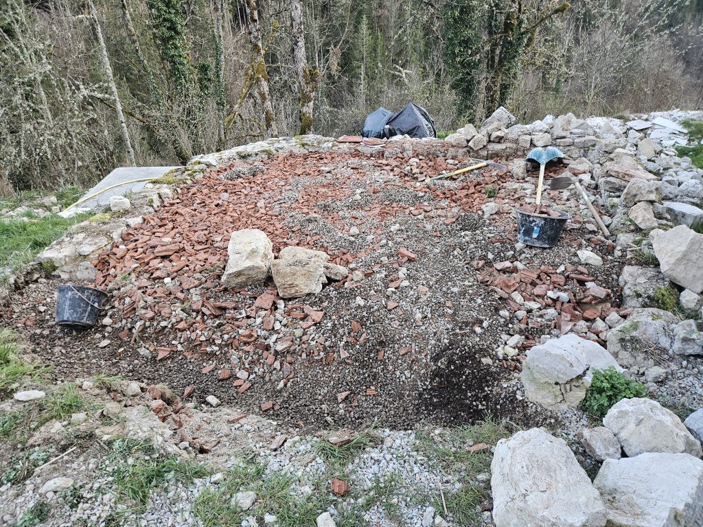 préparation d'une terrasse, nettoyage et création d'un muret en pierre et chaux