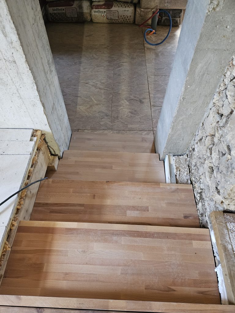 Escalier bois sur mesure fait en DIY vu du dessus