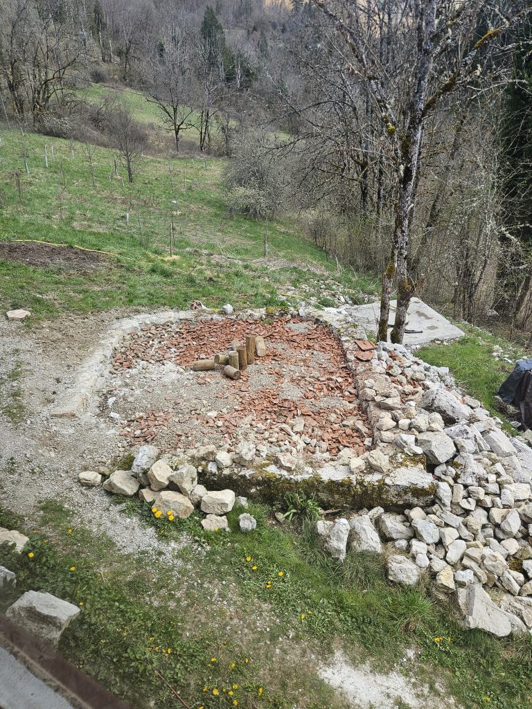préparation d'une terrasse, nettoyage et création d'un muret en pierre et chaux