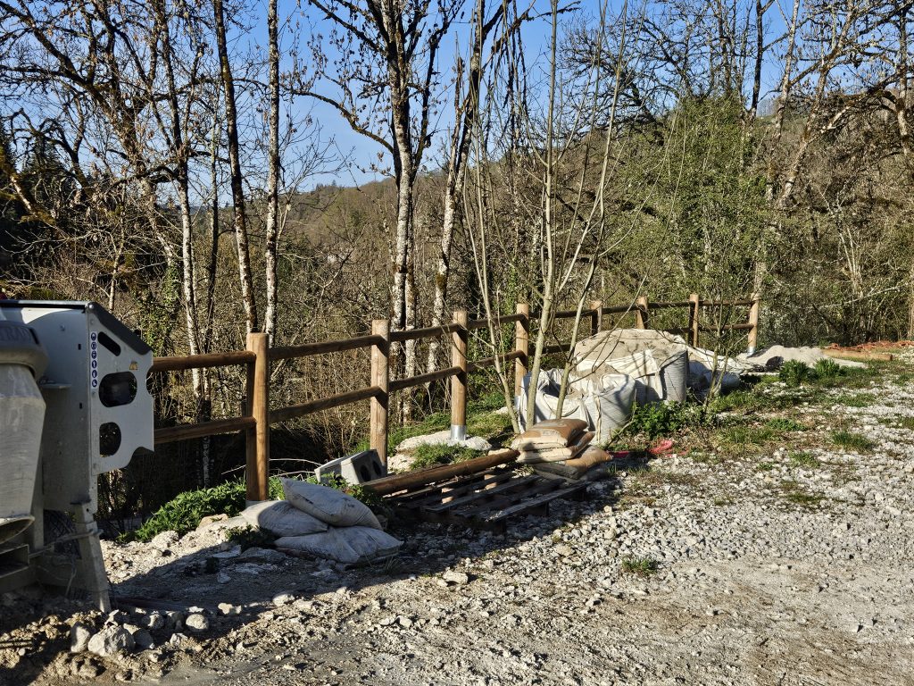 Suite de la barrière en bois le long de la plateforme