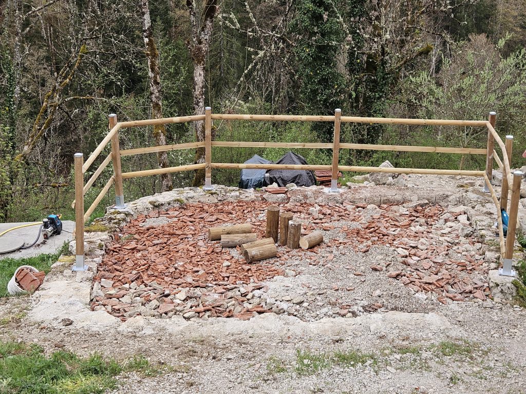 Barrière en bois sur terrasse surélevée 