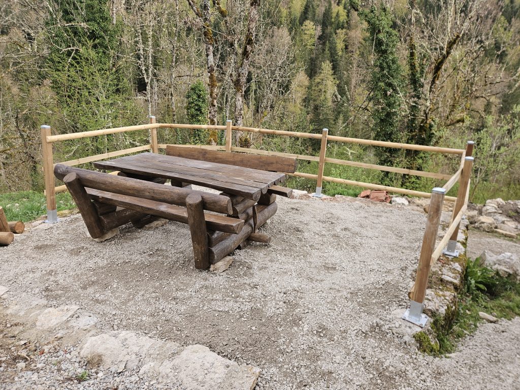 La table en chêne bois rond est installée !