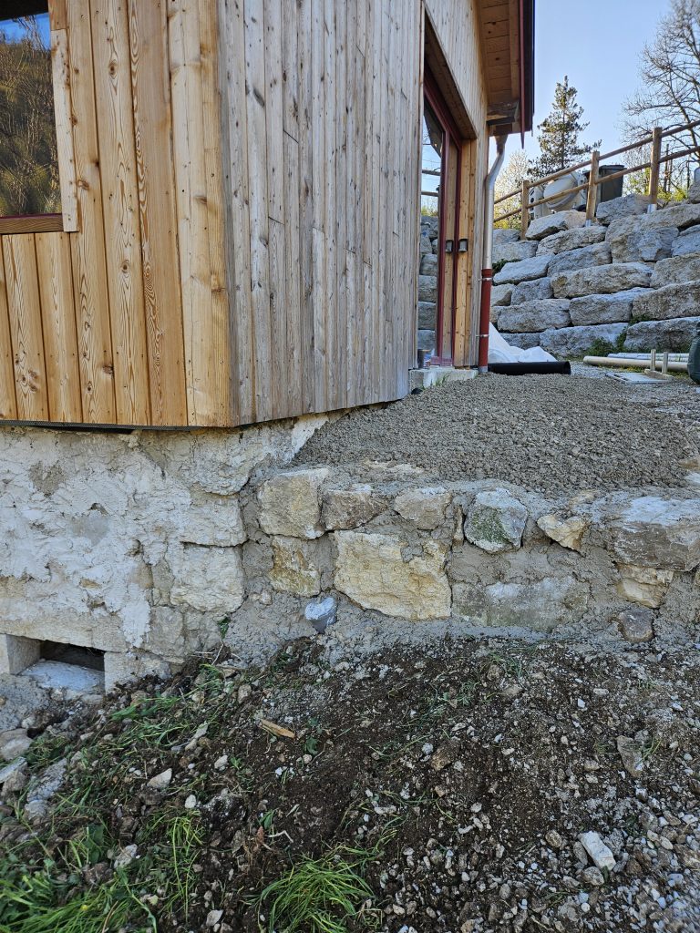 Muret de soutènement en pierre calcaire