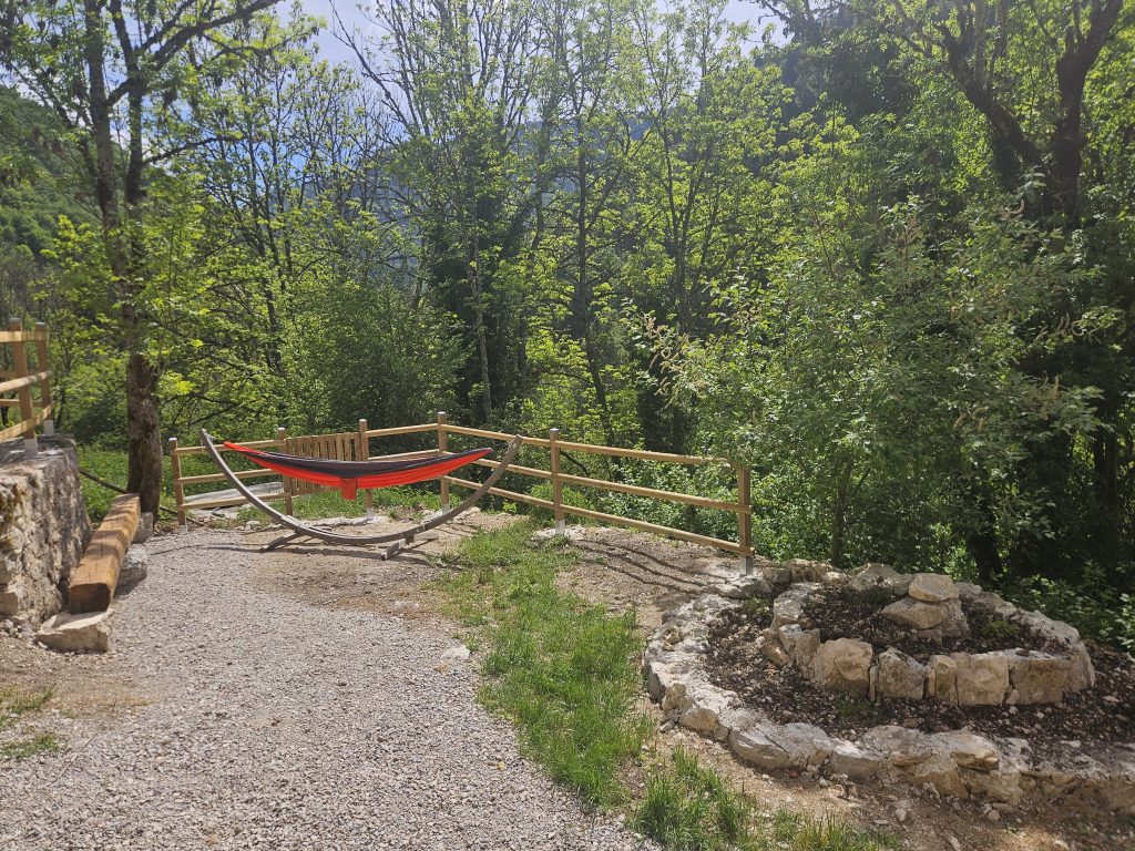 Hamac en bois, terrasse et jardin en spirale