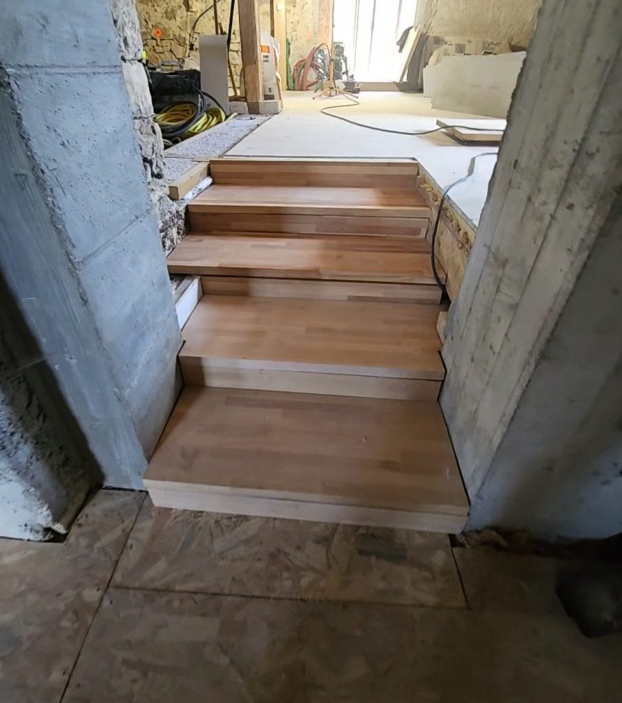 Escalier bois sur mesure fait en DIY vu du dessous