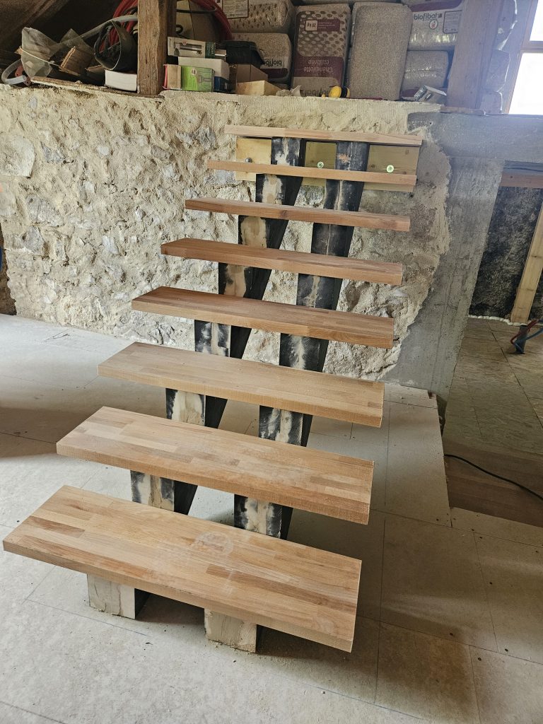 Escalier droit en bois sur mesure et marches en hêtre