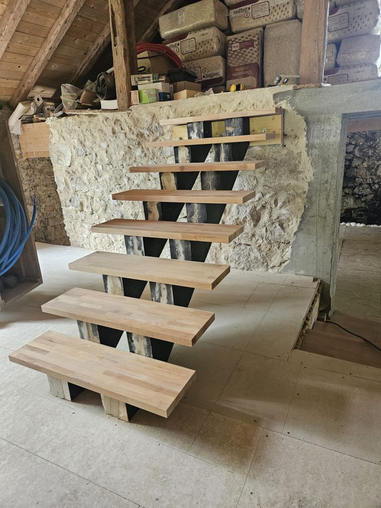 Escalier droit en bois sur mesure et marches en hêtre accroché sur un mur en pierre