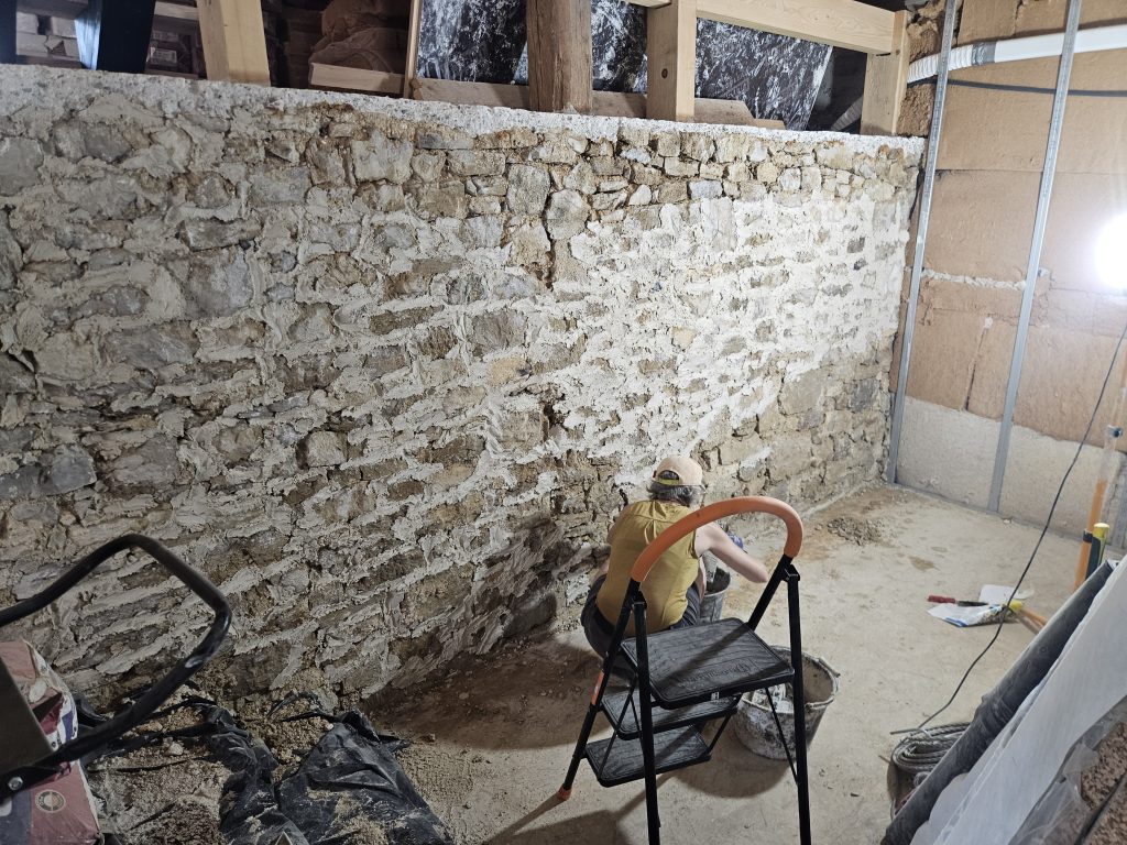 rejointoiement d'un mur en pierres calcaire avec de la chaux aérienne