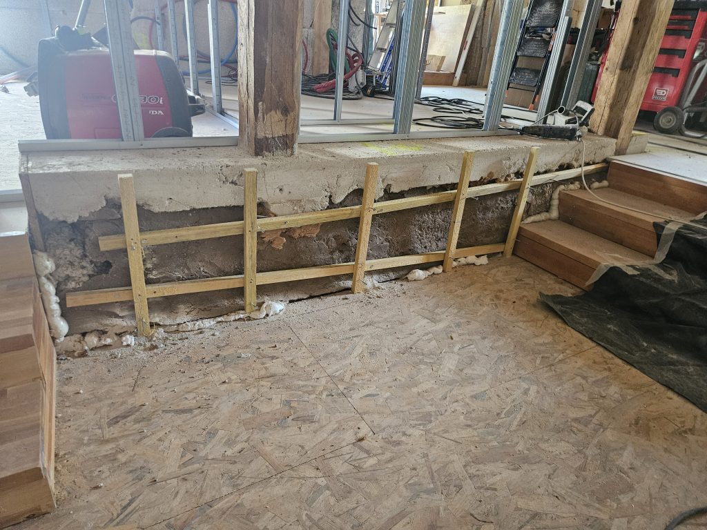 tête de mur en pierres préparé pour un banchage chaux/chanvre